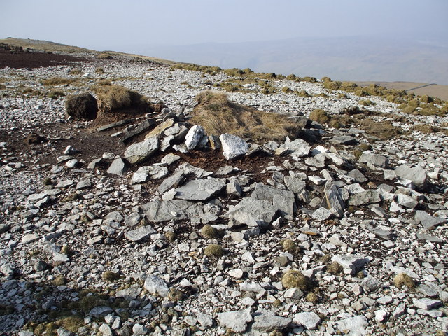 File:Cairn like feature on Crackpot Moor - geograph.org.uk - 1214079.jpg