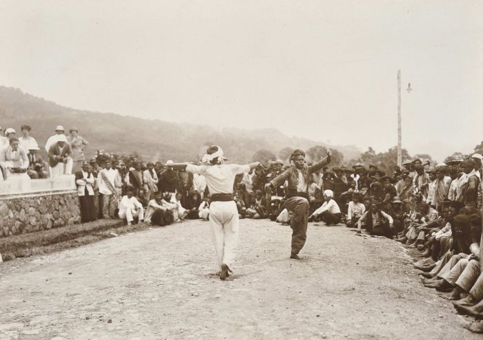 File:COLLECTIE TROPENMUSEUM Mannendans door Batakkers Karolanden Sumatra`s Oostkust TMnr 60012285.jpg