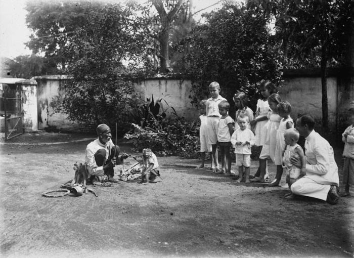 File:COLLECTIE TROPENMUSEUM Arabische man met twee gedresseerde aapjes aan de ketting TMnr 60020423.jpg