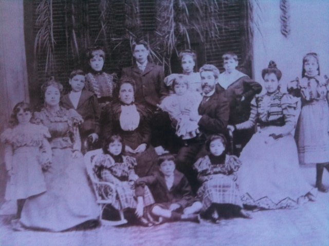 File:Familia Tezanos Pinto Torres Agüero.jpg