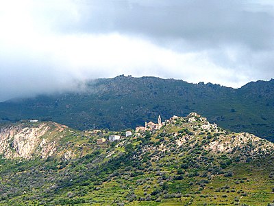 Montemaggiore - Hügeldorf in der kargen Landschaft