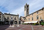 Palazzo della Ragione, Torre civica (43 meter högt torn) och Palazzo del Podestà. I förgrunden Piazza Vecchio och Contarini-fontänen.