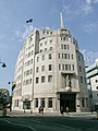 Broadcasting House, Londres (1932), à côté de l'église All Souls.