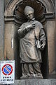 Statua all'ingresso dell'Università Statale di Milano.