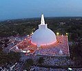 Le Grand Stupa Ruwanwelisaya, construit par le roi Dutugemunu (terminé en 140 av. J.C). Vue lors d’une cérémonie en 2016. (Ill. se rapportant aux chap. 28 et 29)