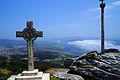 Cruz celta moderna e cruceiro no calvario do Monte de Santa Trega, na Guarda.