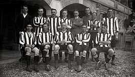 Roomberg, zittend tweede van links, als speler van Sparta Rotterdam in 1916