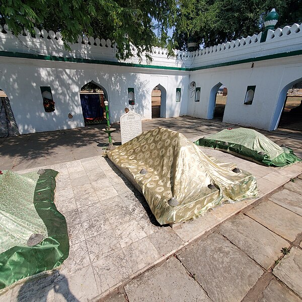 File:Tomb of Khaja Abid Qilich Khan Suhrevardi 8.jpg