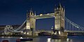 Die Tower Bridge in der Abenddämmerung vom Südufer aus gesehen