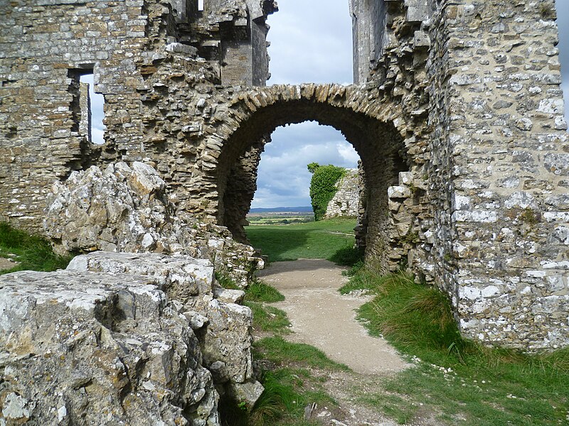 File:An arch at Corfe Castle - geograph.org.uk - 4683017.jpg