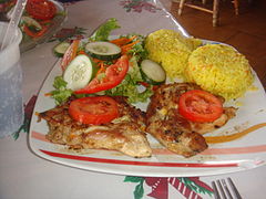 Pollo a la plancha con arroz y ensalada del estado Falcón