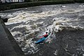 Caiaquista tomando as ondas do río o pé da ponte O'Briens.