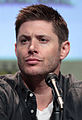 Jensen Ackles interpreta Dean Winchester.