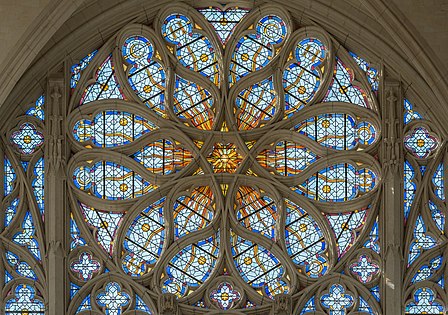 A rosácea de Sainte-Chapelle de Vincennes. As linhas sinuosas da moldura da janela deram ao estilo o nome "Flamboyant".