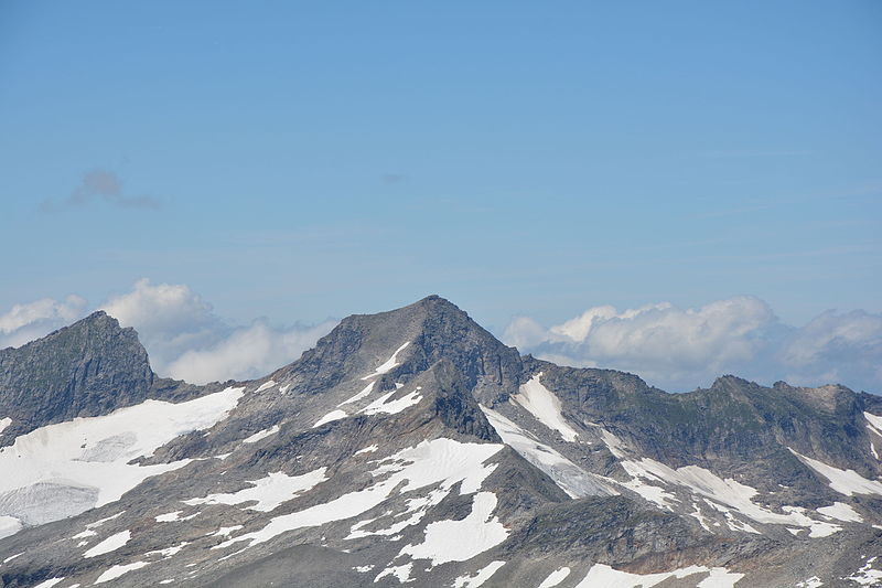 File:Schwarzkopf, Schwarzkopfscharte und Kratzenberg mit Nördlichem Viltragenkees vom Wildenkogel b.JPG