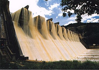 Un seuil en touche de piano (pour une telle hauteur on parlera plutôt de barrage[1]) équipé de « hausses fusibles » lors de crue à Shongweni, Afrique du Sud.