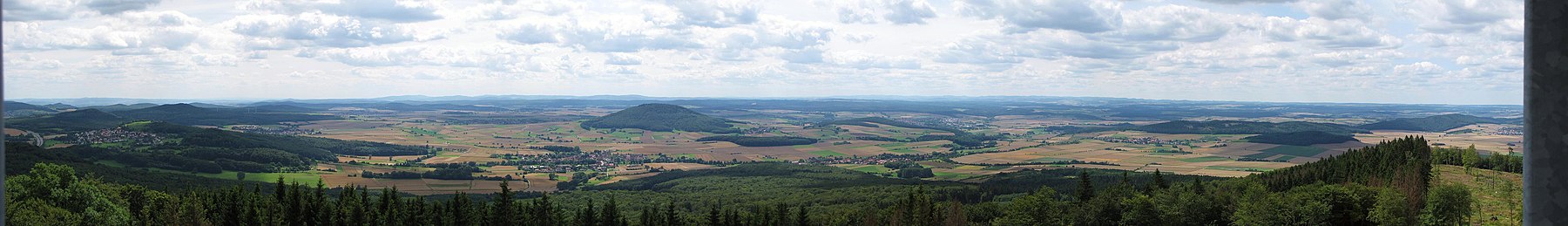 Süd- und Westblick von Turm auf den Großen Bärenberg. Der Blick reicht bis zum Kellerwald im Süden und zum Rothaargebirge im Westen.