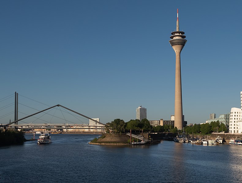 File:Düsseldorf, der Rheinturm, die Hafenbrücke, die Rheinkniebrücke en der Neue Zollhof IMG 2986 2018-05-05 18.51.jpg