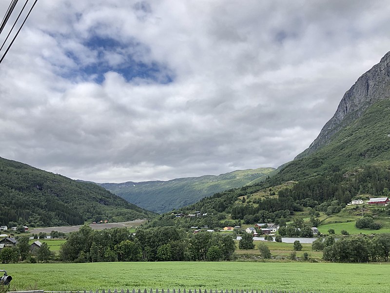 File:Utsikt fra Øye, mot Lunde, Vang i Valdres.jpg