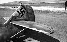 Photographie en noir et blanc de l'empennage d'un avion.