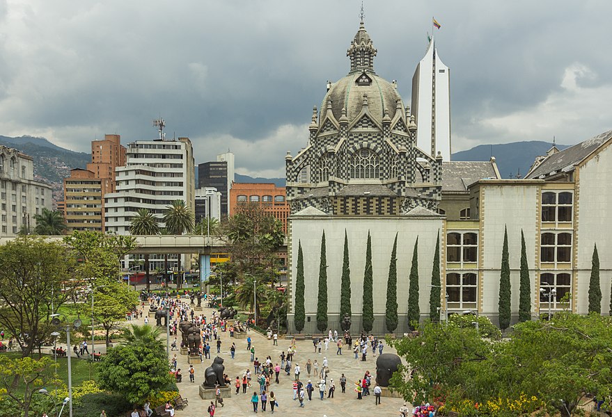 Vista de la Plaza Botero y el Palacio de la Cultura Rafael Uribe Uribe, en el centro de Medellín, Colombia. View of Plaza Botero and the Rafael Uribe Uribe Palace of Culture, in the centre of Medellín, Colombia.