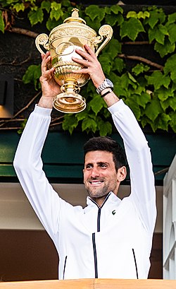 Novak Djoković Trophy Wimbledon 2019-croped and edited