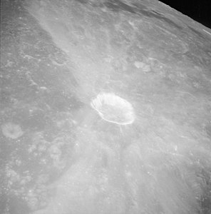 16° 06′ N, 46° 48′ E﻿ / ﻿16.1°N,46.8°E﻿ / 16.1; 46.8 Sistema asimètric de marques radials sobre el cràter lunar Procle (imatge des del Apol·lo 15)