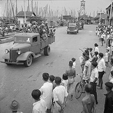 5th Division pass through streets of Singapore