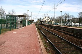 Les quais de la gare. Au 1er plan : la voie 2 en direction de Corbeil-Essonnes. Au second plan : la voie 1 en direction de Malesherbes.