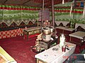 Interior d'una casa de te/hotel situat en el Camp Base de l'Everest, Tibet