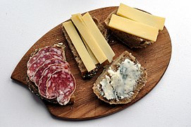 Saucisson, comté, roquefort.