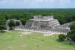 Templo de los Guerreros eli Taistelijoiden temppeli on yksi alueen rakennuksista.