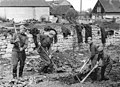 Soldati sovietici impegnati in lavori di scavo nel 1958