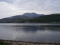 Ben Nevis, herriaren atzean.