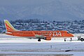 雪の新潟空港とフジドリームエアラインズ5号機