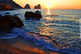 Faraglioni di Capri all' Alba foto di Louis Molino.jpg