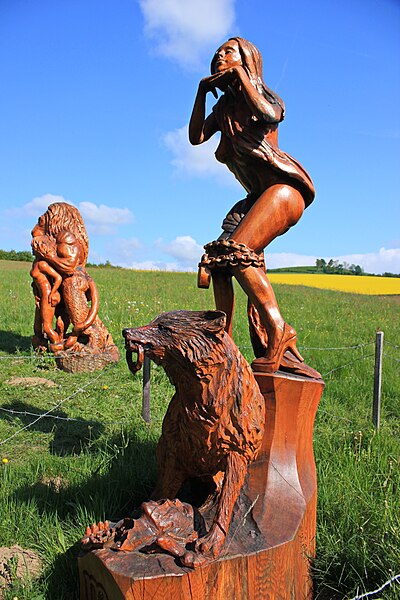 File:Figuren. Dorfchemnitz-Blockhausen. Kettensägen-Schnitzen IMG 6049WI.jpg