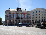 Piazza del mercato in Hämeenlinna, con il municipio in primo piano.