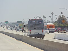 Un bus de la ligne J quittant l'arrêt Slauson.