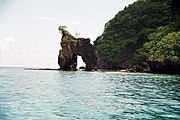 Rocher dans la baie de Walillabou où sont pendus des cadavres de pirates au début du film.