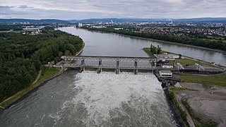 Luftaufnahme Stauwehr Märkt (von Norden), Abschlag des südbadischen Altrheins vom Rheinseitenkanal, in der Mitte Südspitze der Île de Rhin