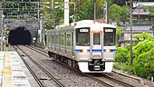 ホームに進入する電車