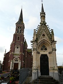 Photographie montrant l'église Saint-Vulgan et la chapelle Bricout