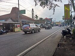 Suasana Jalan Mohammad Hatta pada sore hari