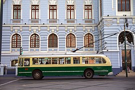 1948 Valparaíso Pullman trolleybus 888 southbound at Plaza Sotomayor in 2017