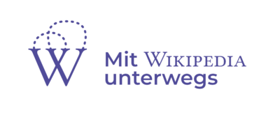 Buchstabe W, zwei halbkreisähnliche gestrichelte Linien zwischen den vier obigen Enden, rechts daneben der Schriftzug: Mit Wikipedia unterwegs. Farbe: lila