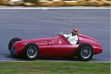 Photo d'un pilote au volant d'une Alfa Romeo 158/159, monoplace utilisée jusqu'en 1951.