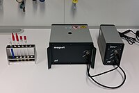 Ein pd (pure devices) MagSpec 23 MHz benchtop NMR Spektrometer. Solche Geräte werden für Schulungszwecke eingesetzt. Für hochauflösende Routineanalytik von Substanzen sind sie jedoch aufgrund der geringen Auflösung ungeeignet.