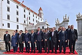 FAMILY PHOTO-BRATISLAVA SUMMIT 16. SEPTEMBER 2016 (29654101631).jpg