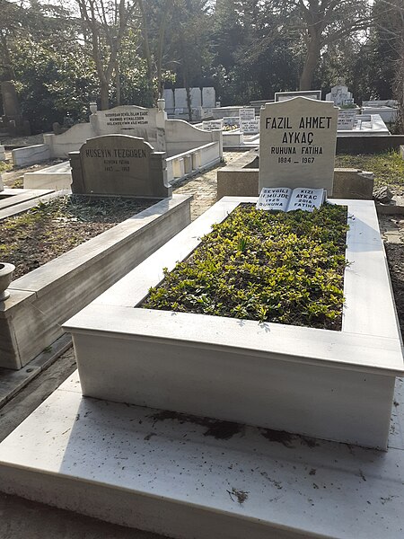 File:Fazıl Ahmet Aykaç grave.jpg